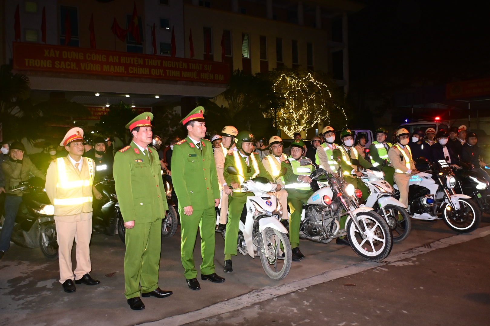 Công an huyện Thuỷ Nguyên tăng cường xử lý, răn đe đối tượng điều khiển phương tiện lạng lách, đánh võng